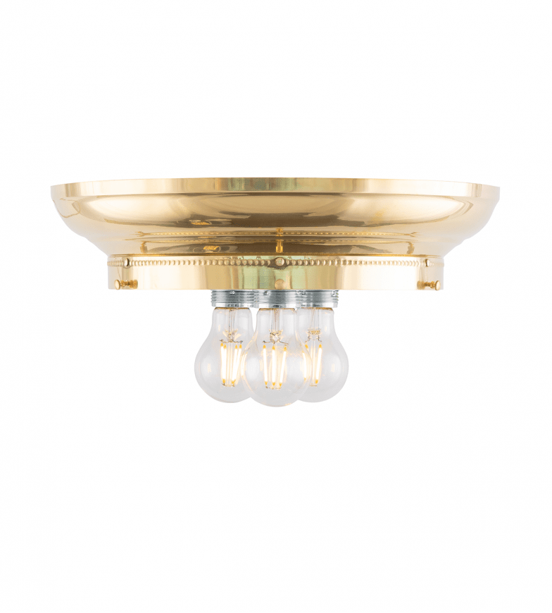 Fröding 300 Messing Von Karlskrona lampfabrik - Lampan &auml;r f&ouml;rsedd med tre ljusk&auml;llor f&ouml;r en j&auml;mnare och behagligare ljusbild, vilket &auml;r s&auml;rskilt viktigt vid anv&auml;ndandet av slipade kristallglas.