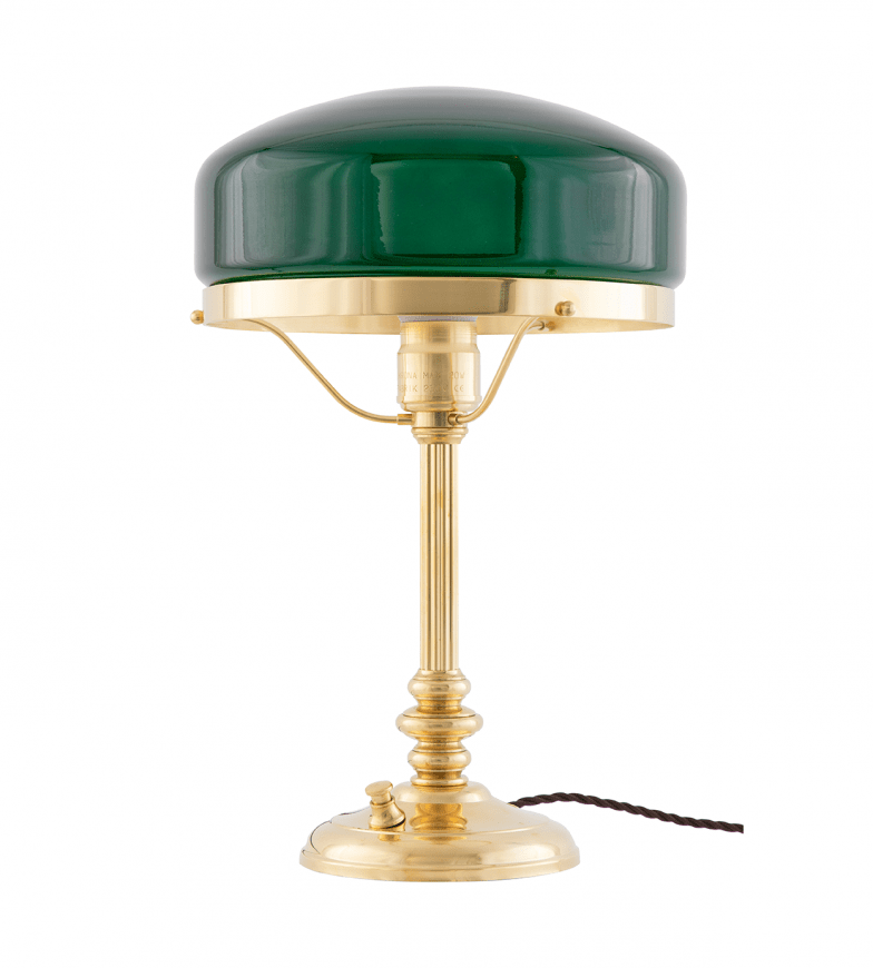 Karlfeldt Messing Von Karlskrona lampfabrik - Karlfeldt &auml;r en klassisk skrivbordslampa som har sitt formm&auml;ssiga ursprung i de tidiga 1800-talets Sinumbralampor &ndash; ett smalt mittstag med formen av en antik kannelerad pelare som b&auml;r upp en rotationssymmetriskt formad glaskupa.
