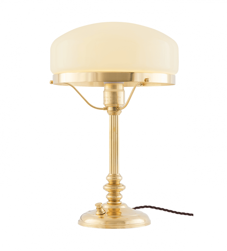 Karlfeldt Messing Von Karlskrona lampfabrik - Karlfeldt &auml;r en klassisk skrivbordslampa som har sitt formm&auml;ssiga ursprung i de tidiga 1800-talets Sinumbralampor &ndash; ett smalt mittstag med formen av en antik kannelerad pelare som b&auml;r upp en rotationssymmetriskt formad glaskupa.