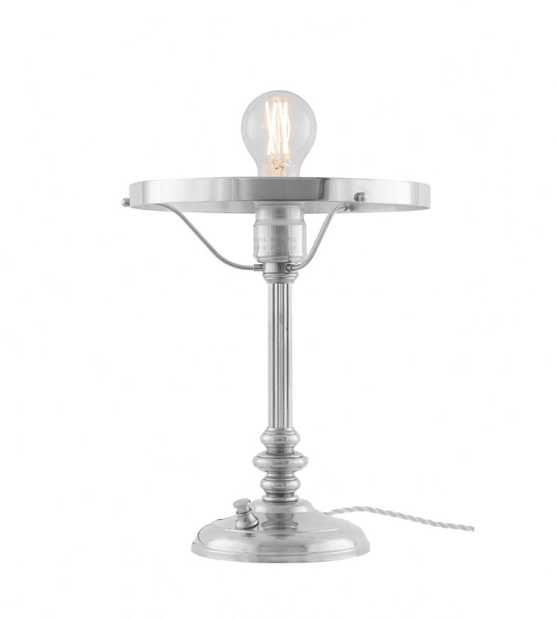 Karlfeldt Nickel Von Karlskrona lampfabrik - Karlfeldt &auml;r en klassisk skrivbordslampa som har sitt formm&auml;ssiga ursprung i de tidiga 1800-talets Sinumbralampor &ndash; ett smalt mittstag med formen av en antik kannelerad pelare som b&auml;r upp en rotationssymmetriskt formad glaskupa.
