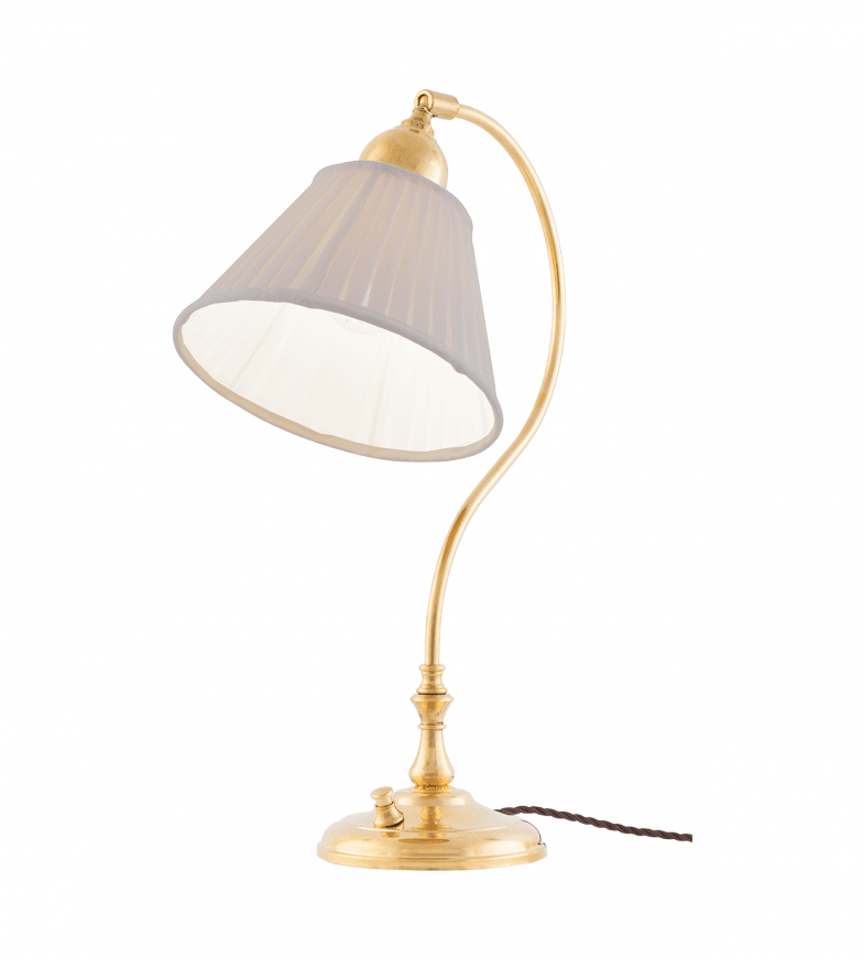 Lagerlöf Messing Von Karlskrona lampfabrik - Lagerlöf ist eine klassische Schreibtischlampe mit verstellbarem Schirm.