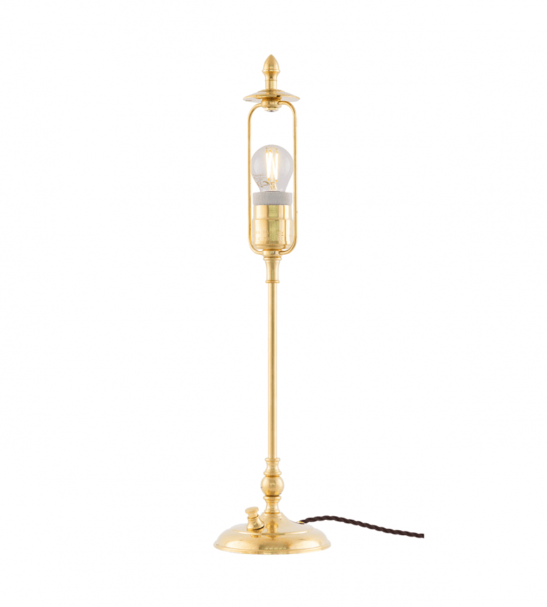 Ankarcrona Messing Von Karlskrona lampfabrik - Lampsk&auml;rmen h&aring;lls upp av en m&auml;ssingslyra, vilket ger ett gedignare k&auml;nsla &auml;n sk&auml;rmar med fasta vitlackerade lyror.