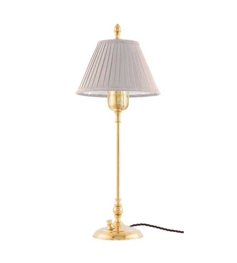 Ankarcrona Messing Von Karlskrona lampfabrik - Lampsk&auml;rmen h&aring;lls upp av en m&auml;ssingslyra, vilket ger ett gedignare k&auml;nsla &auml;n sk&auml;rmar med fasta vitlackerade lyror.