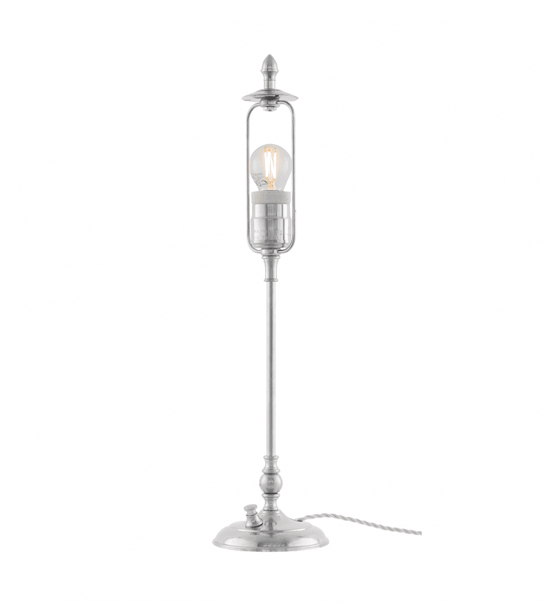 Ankarcrona Nickel Von Karlskrona lampfabrik - Lampsk&auml;rmen h&aring;lls upp av en m&auml;ssingslyra, vilket ger ett gedignare k&auml;nsla &auml;n sk&auml;rmar med fasta vitlackerade lyror.