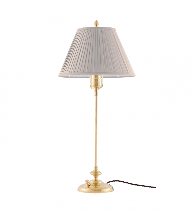 Moberg Messing Von Karlskrona lampfabrik - Lampsk&auml;rmen h&aring;lls upp av en m&auml;ssingslyra, vilket ger ett gedignare k&auml;nsla &auml;n sk&auml;rmar med fasta vitlackerade lyror.