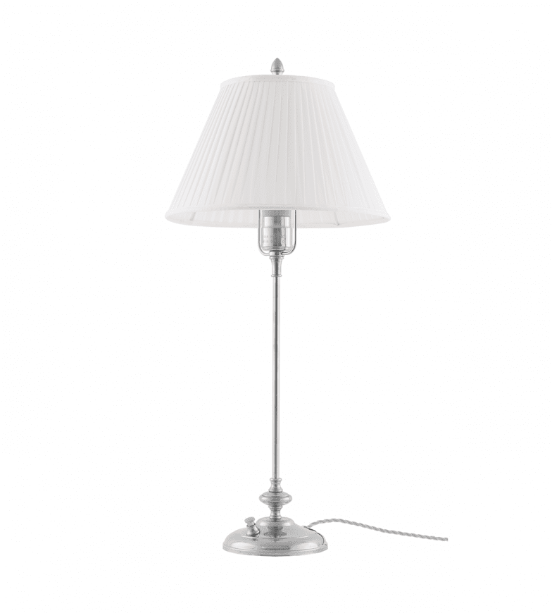 Moberg Nickel Von Karlskrona lampfabrik - Lampsk&auml;rmen h&aring;lls upp av en m&auml;ssingslyra, vilket ger ett gedignare k&auml;nsla &auml;n sk&auml;rmar med fasta vitlackerade lyror.