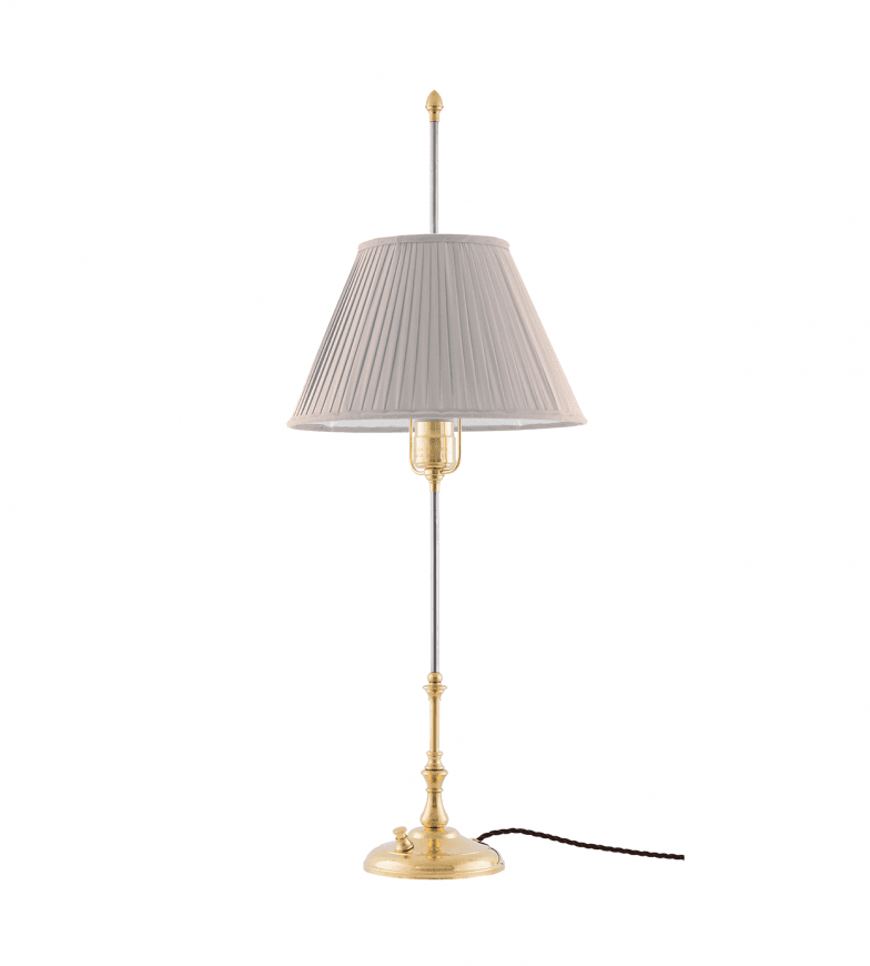 Stiernstedt Messing Von Karlskrona lampfabrik - Stiernstedt i polerad m&auml;ssing har sin f&ouml;rebild i det tidiga 1800-talets lampor d&auml;r sk&auml;rmen gick att justera f&ouml;r att f&ouml;lja vaxljusets l&auml;ngd allteftersom det brann ner.