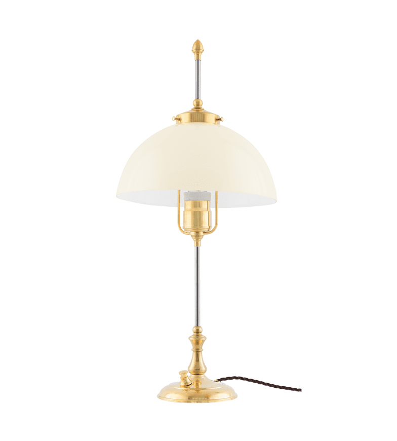 Swedenborg Messing Von Karlskrona lampfabrik - Swedenborg har sin f&ouml;rebild i det tidiga 1800-talets lampor d&auml;r sk&auml;rmen gick att justera f&ouml;r att f&ouml;lja vaxljusets l&auml;ngd allteftersom det brann ner.