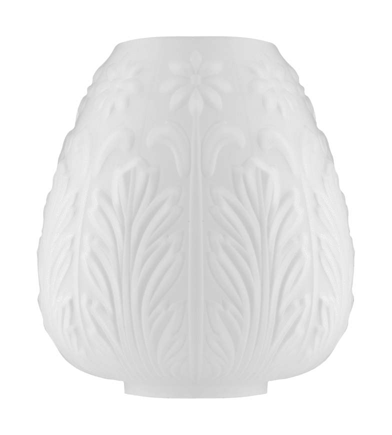 Acanthus Glass Shade 70 Mattweiß Von Karlskrona lampfabrik - Klassischer Petroleumlampenschirm, geblasen in der eigenen Gusseisenform mit Blattmuster der Karlskrona Lampfabrik.