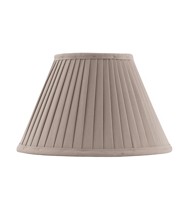 Fabric Lamp Shade 200 Beige Von Karlskrona lampfabrik - Klassischer Textilschirm aus plissiertem Baumwollstoff mit Ringsaum zum einfachen Befestigen.