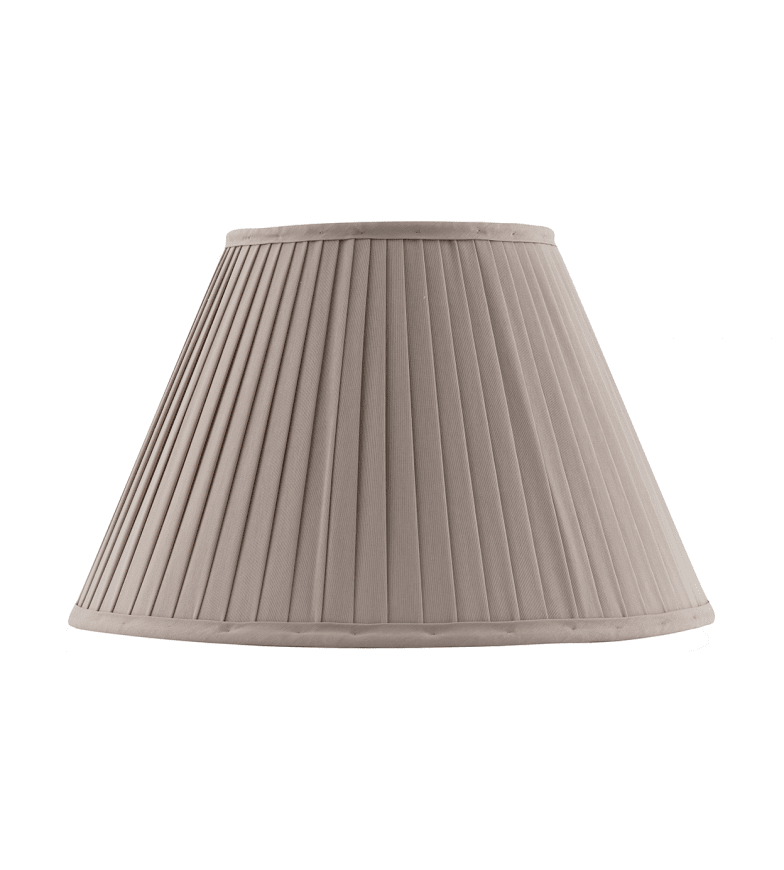 Fabric Lamp Shade 300 Beige Von Karlskrona lampfabrik - Klassischer Textilschirm aus plissiertem Baumwollstoff mit Ringsaum zum einfachen Befestigen.