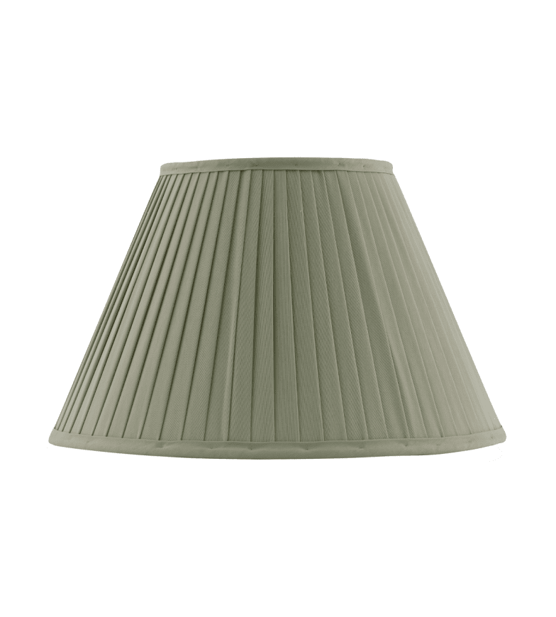 Zoombild von Fabric Lamp Shade 300 Olivgrün Von Karlskrona lampfabrik - Klassischer Textilschirm aus plissiertem Baumwollstoff mit Ringsaum zum einfachen Befestigen.