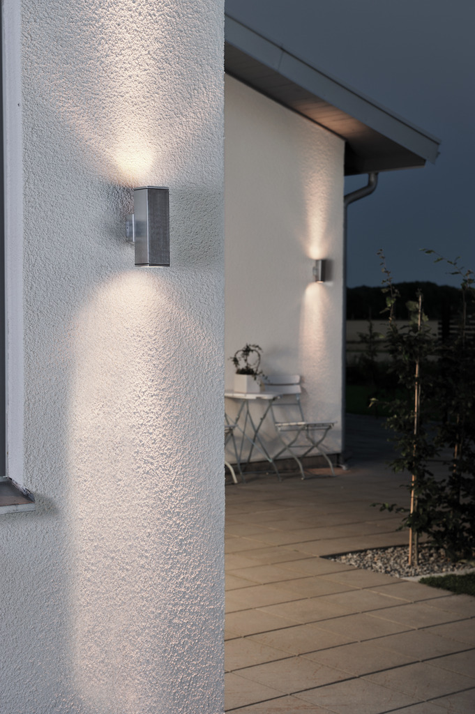 Monza Silber außenlampe Von Konstsmide - Es eignet sich perfekt für Eingänge und Terrassen, sorgt für angenehmes und sicheres Licht und ergänzt gleichzeitig moderne Architekturstile.