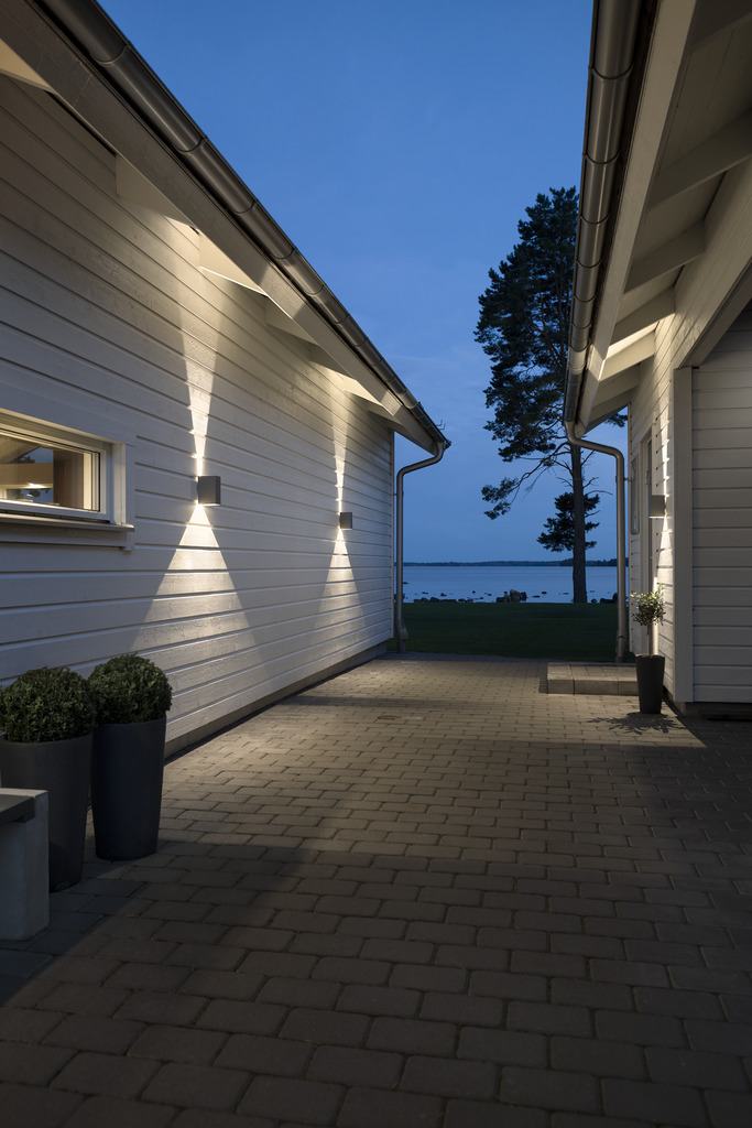 Cremona Dunkelgrau außenlampe Von Konstsmide - Dank langlebiger Materialien und hoher Qualität ist diese Lampe sowohl schön als auch wetterfest – eine ideale Investition in langlebigen Stil und Funktion.