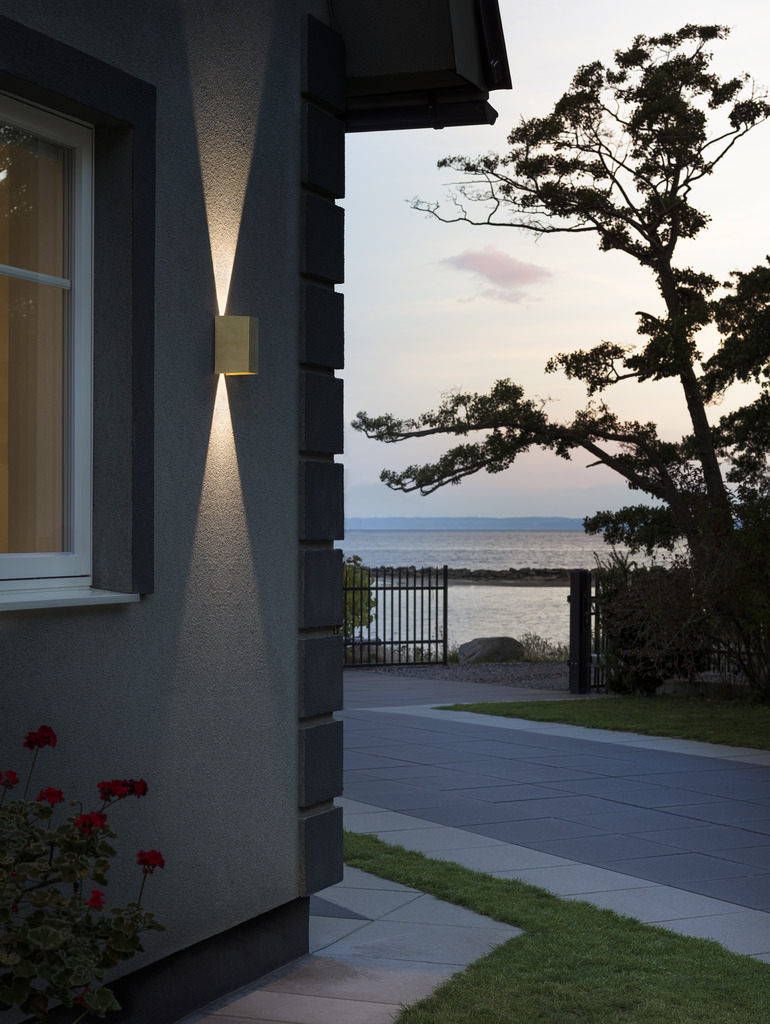 Cremona Messing außenlampe Von Konstsmide - Das einzigartige Design sorgt für effektives Licht nach oben und unten und schafft so eine anspruchsvolle Beleuchtung Ihrer Außenumgebung.