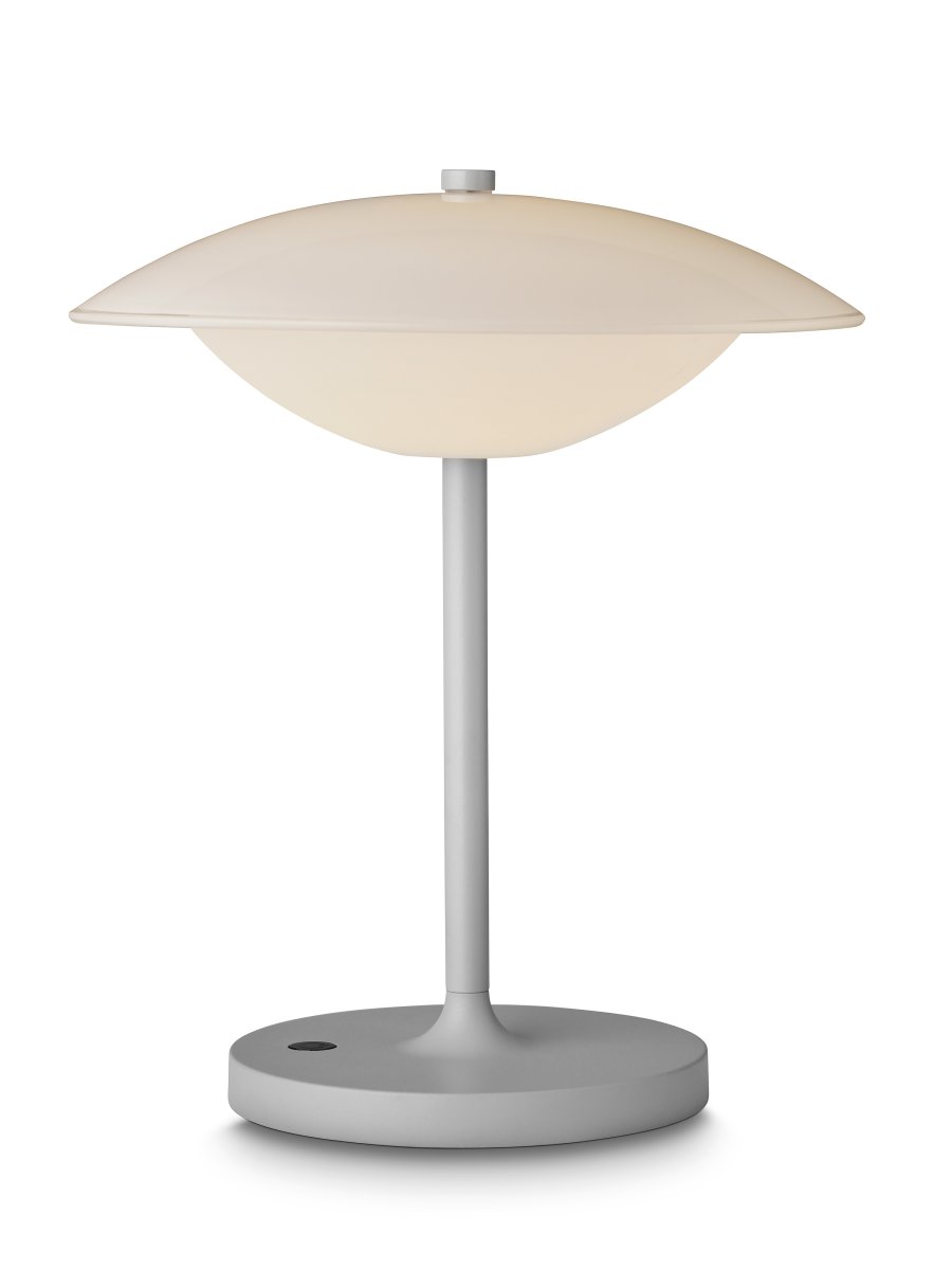 Baroni Move 26cm Grau tragbare Von Halo Design - Die Lampe hat die Schutzart IP44, sodass Sie die Lampe problemlos f&uuml;r eine gem&uuml;tliche Beleuchtung im Freien mitnehmen k&ouml;nnen.