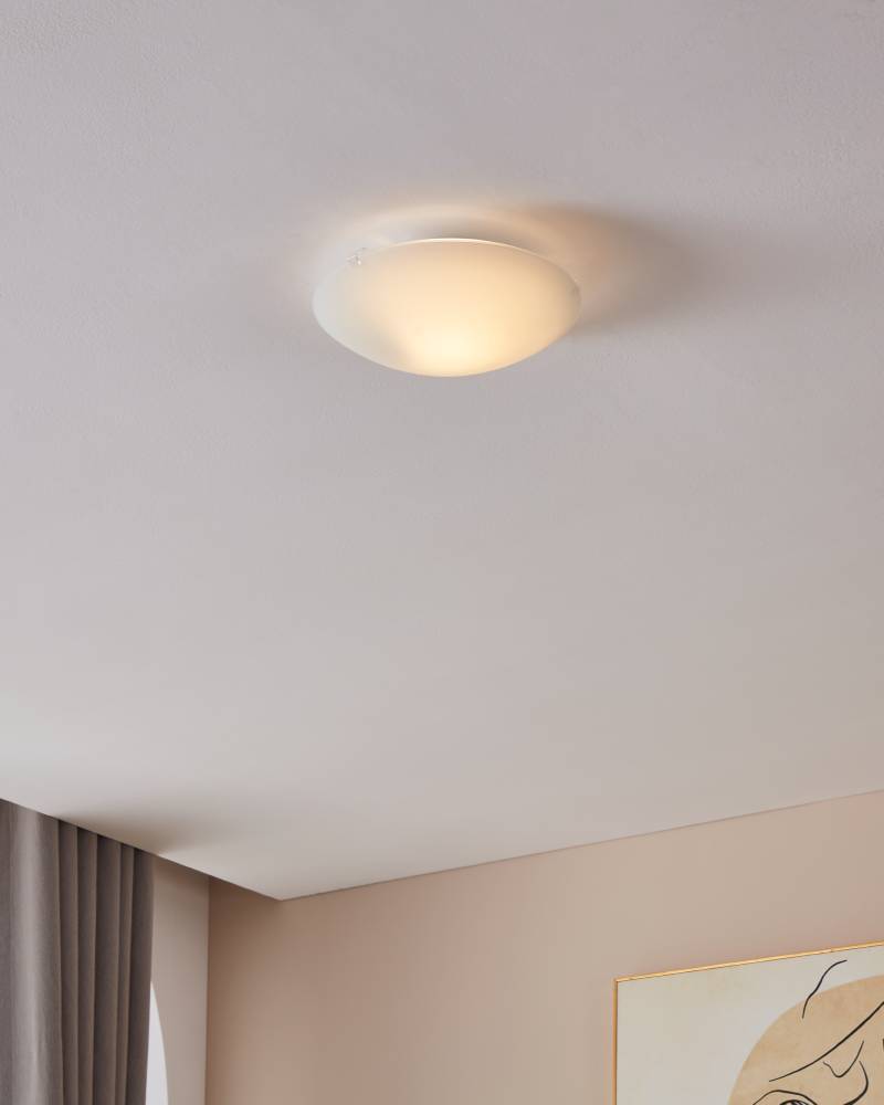 Mars Ø25 Weiß deckenleuchte Von Eglo - Mit ihrer glatten, mattierten Glasoberfläche verbreitet sie ein weiches und gleichmäßiges Licht und ist somit ideal für Räume, in denen eine ruhige und entspannte Atmosphäre gewünscht ist.