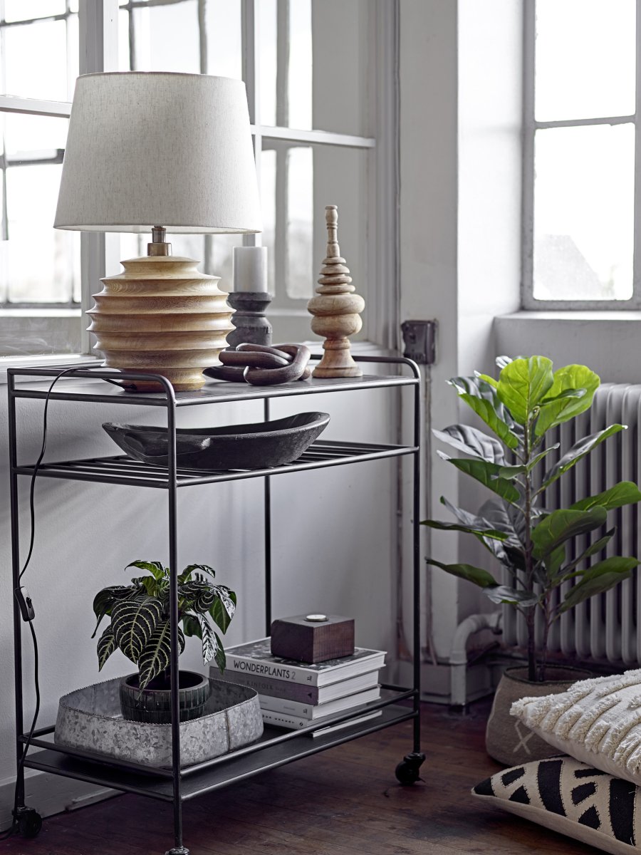 Svale 54cm Holz tischlampe Von Bloomingville - Eine perfekte Leuchte f&uuml;r alle, die Handwerkskunst, nat&uuml;rliche Materialien und warmes Licht sch&auml;tzen, das dem Raum Stil und Charakter verleiht.