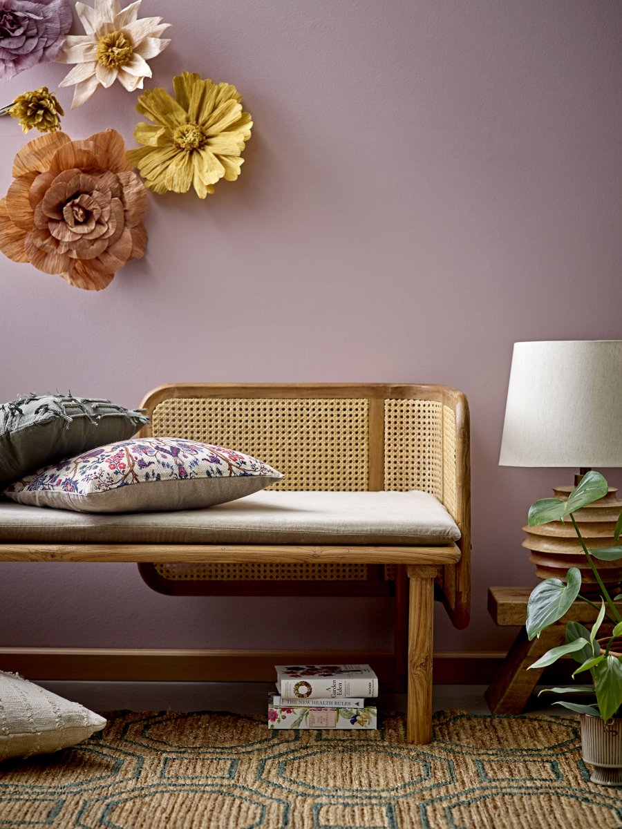 Svale 54cm Holz tischlampe Von Bloomingville - Eine perfekte Leuchte f&uuml;r alle, die Handwerkskunst, nat&uuml;rliche Materialien und warmes Licht sch&auml;tzen, das dem Raum Stil und Charakter verleiht.