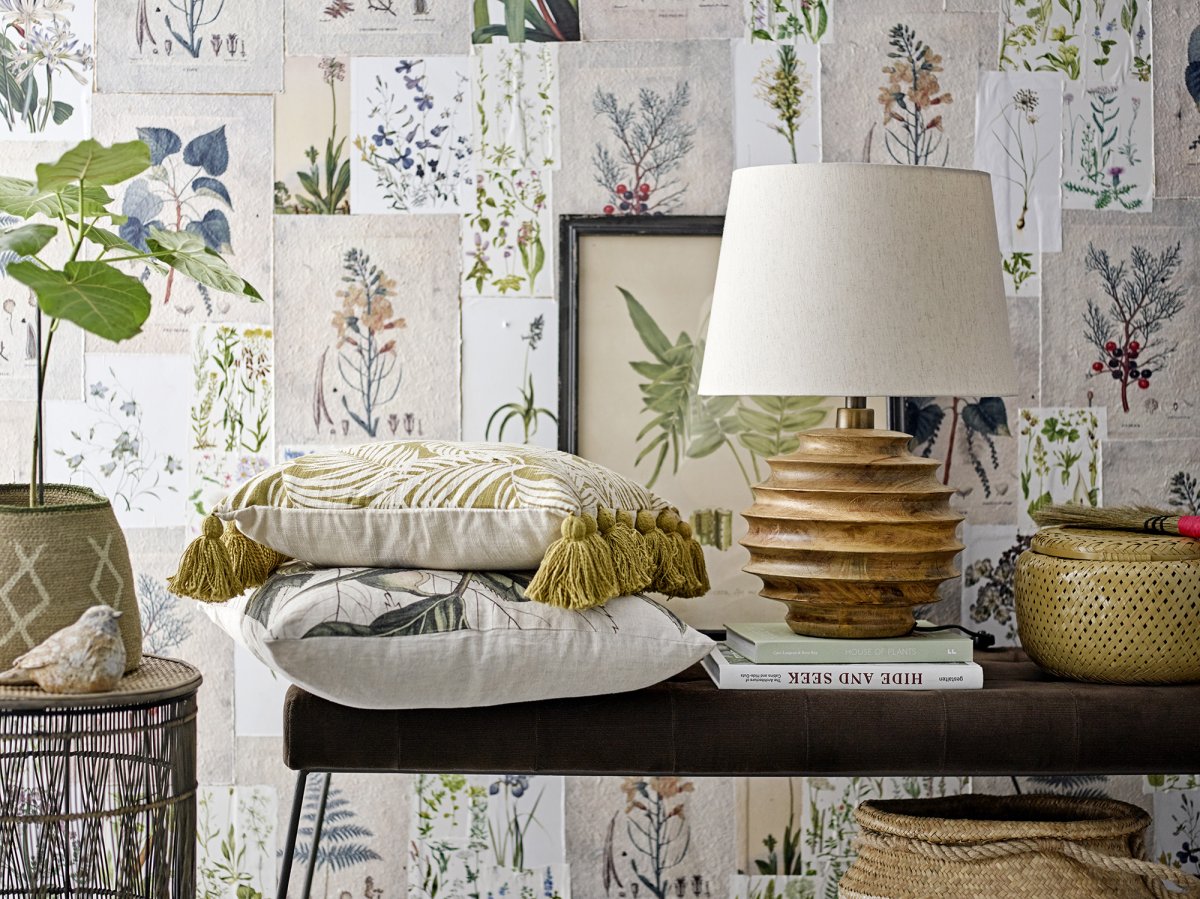 Svale 54cm Holz tischlampe Von Bloomingville - Eine perfekte Leuchte f&uuml;r alle, die Handwerkskunst, nat&uuml;rliche Materialien und warmes Licht sch&auml;tzen, das dem Raum Stil und Charakter verleiht.