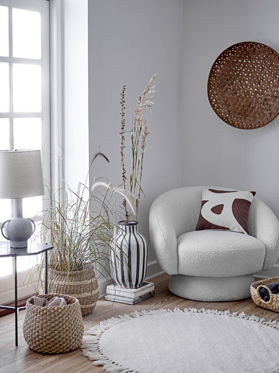 Kean 58cm Grau tischlampe Von Bloomingville - Die Kean Tischleuchte ist eine vielseitige Leuchte aus Terrakotta mit stilvoller nordischer Form und sch&ouml;nem Grauton, die in die meisten Wohnr&auml;ume passt.