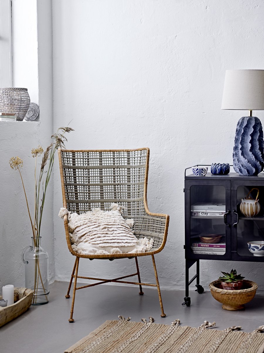 Natika 67cm Blau tischlampe Von Bloomingville - Eine dekorative und charaktervolle Leuchte, die Wohnzimmer, Schlafzimmer oder Flur stilvoll und pers&ouml;nlich bereichert.