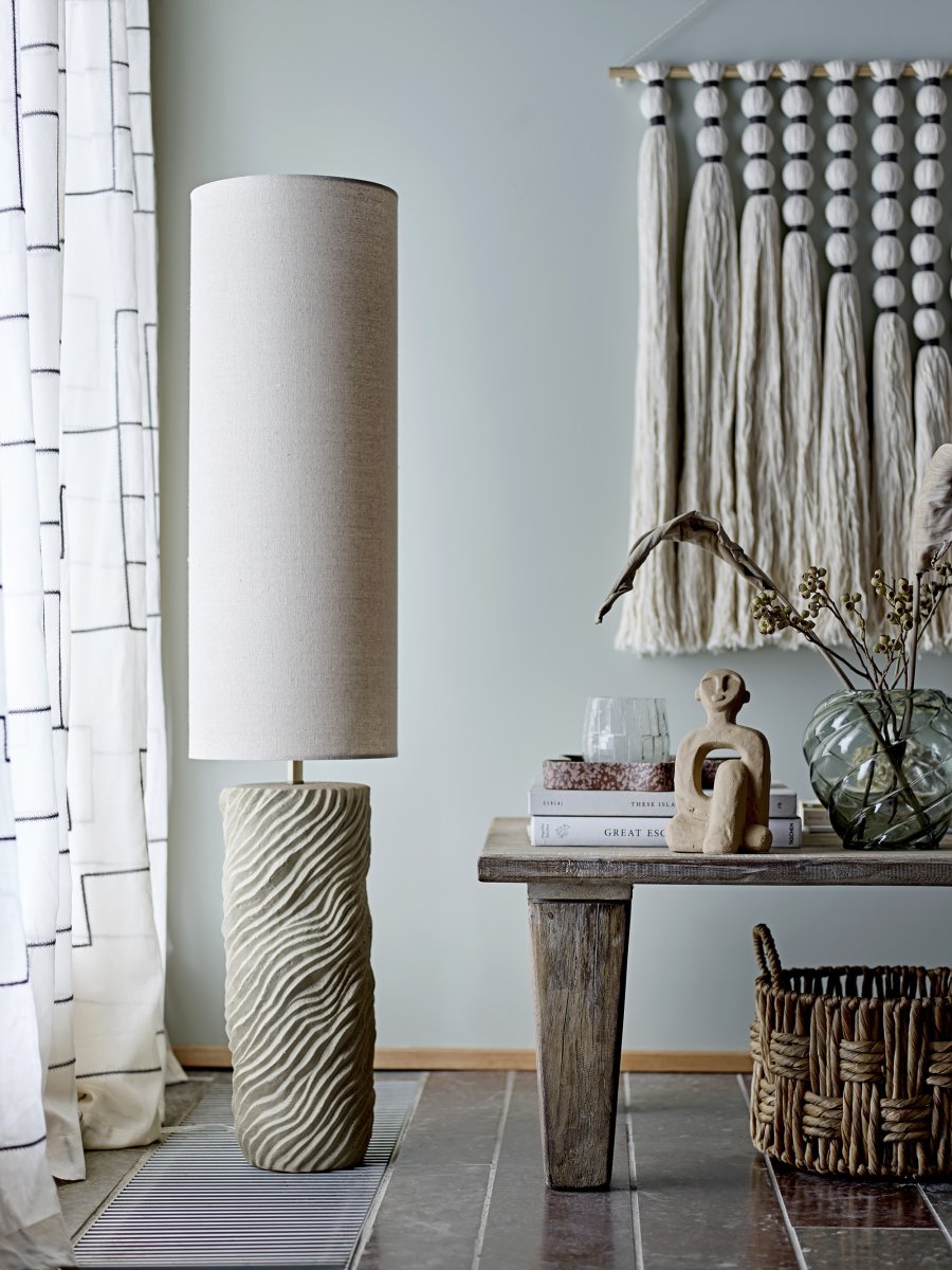 Payah Beige stehlampe Von Bloomingville - Perfekt, um dunkle Ecken zu beleuchten und gleichzeitig eine warme und einladende Atmosph&auml;re im Wohnzimmer, Schlafzimmer oder Flur zu schaffen.