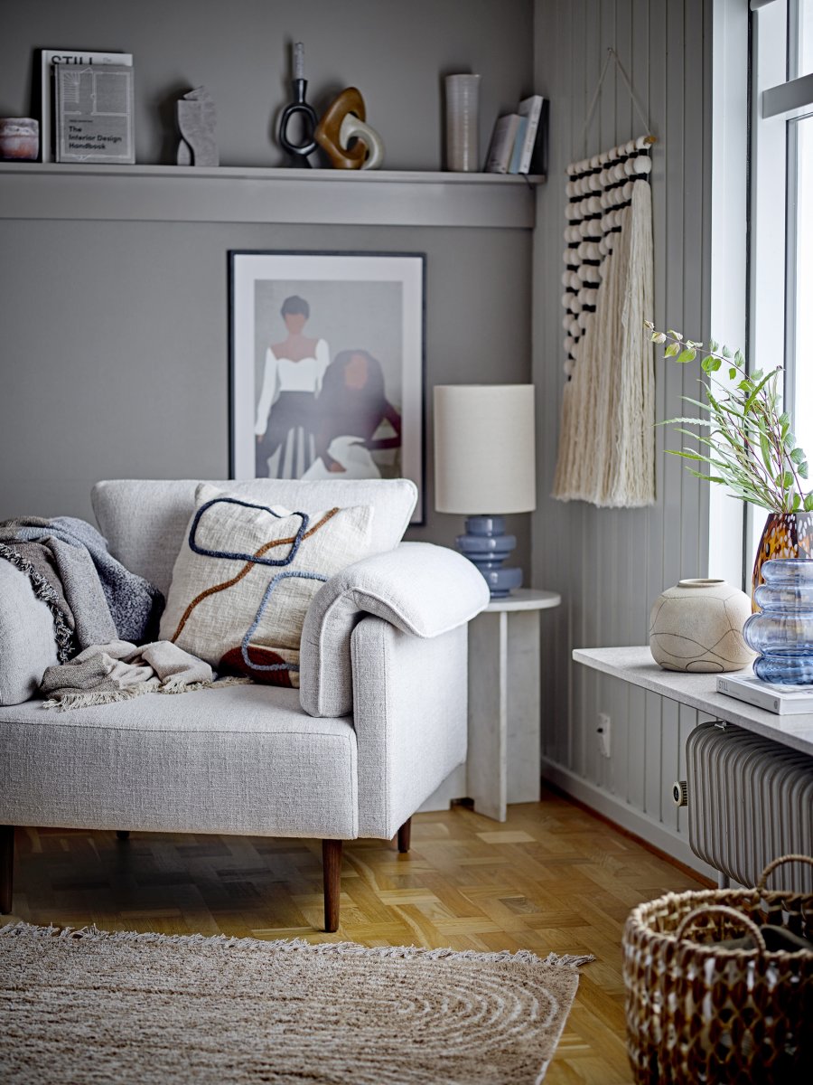 Fabiola 50cm Blau tischlampe Von Bloomingville - Die Fabiola Tischleuchte von Bloomingville hat einen wundersch&ouml;nen blauen Glassockel mit einer gewellten, organischen Form, die einen eleganten und lebendigen Ausdruck verleiht.