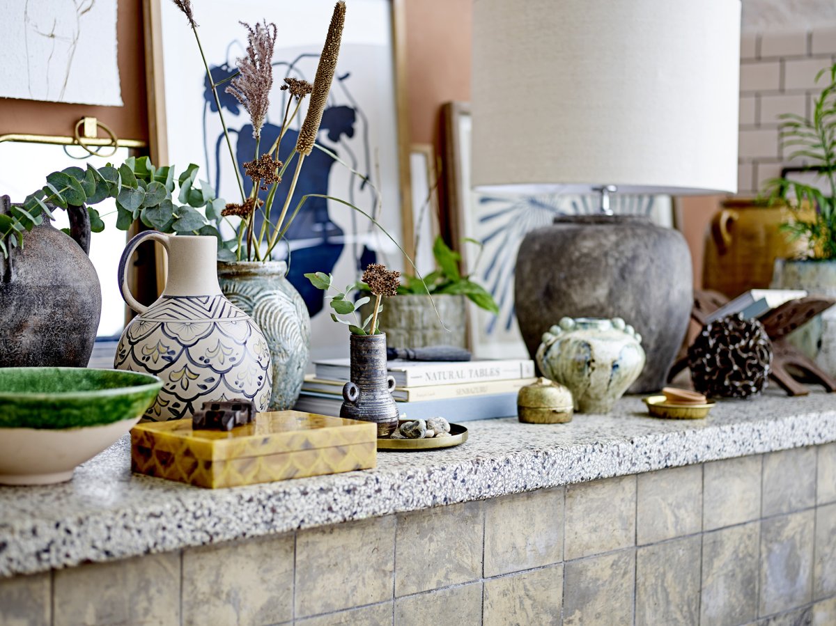 Isabelle 62cm Dunkelgrau tischlampe Von Bloomingville - Die Isabelle Tischleuchte von Bloomingville hat einen wundersch&ouml;nen Steinzeug-Lampenfu&szlig; mit rustikalem Vintage-Look, der dem Raum W&auml;rme und Charakter verleiht.