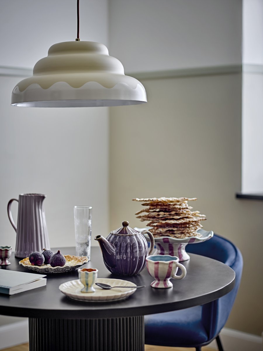 Lacya Ø40 Beige hängelampe Von Bloomingville - Die einzigartige Form und die dezenten Farbt&ouml;ne machen Lacya zu einem perfekten Detail f&uuml;r alle R&auml;ume &ndash; von K&uuml;che und Esszimmer bis hin zu Schlaf- und Wohnzimmer &ndash; und schaffen stilvolle Harmonie im Raum.