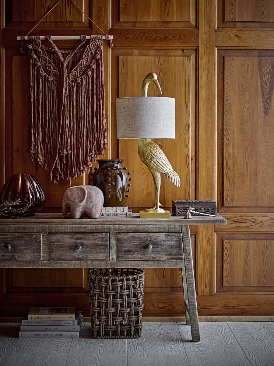 Heron 73cm Gold tischlampe Von Bloomingville - Die Leuchte ist in elegantem Gold gehalten und wird durch einen naturfarbenen Leinenschirm erg&auml;nzt, der ein weiches und angenehmes Licht verbreitet.