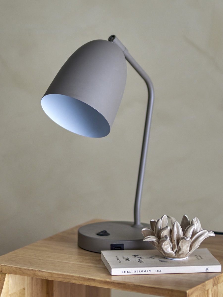 Lemar 37cm Grau schreibtischlampe Von Bloomingville - Der sanfte, gedeckte Grauton verleiht der Leuchte einen ruhigen und schlichten Ausdruck, der sich in viele verschiedene Einrichtungsstile einf&uuml;gt.
