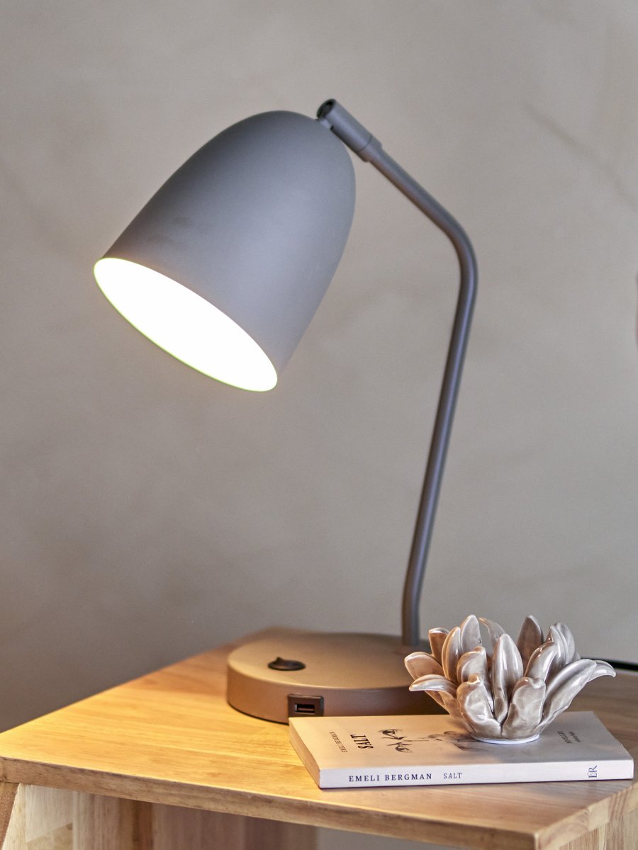 Lemar 37cm Grau schreibtischlampe Von Bloomingville - Der sanfte, gedeckte Grauton verleiht der Leuchte einen ruhigen und schlichten Ausdruck, der sich in viele verschiedene Einrichtungsstile einf&uuml;gt.