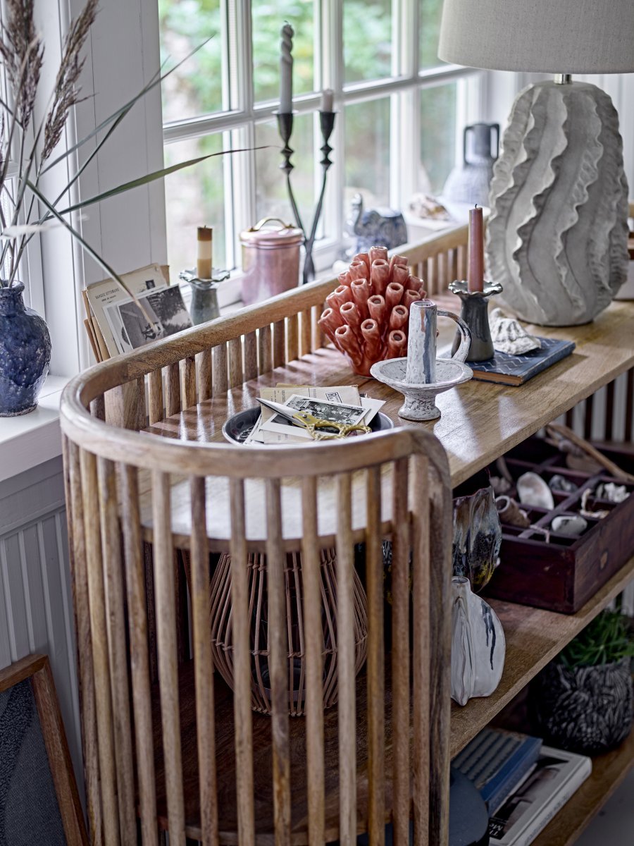 Natika 64cm Beige tischlampe Von Bloomingville - Der handgefertigte Terrakotta-Sockel ist von Meereskorallen inspiriert und in einem hellen, nat&uuml;rlichen Farbton lackiert, der ein weiches und organisches Gef&uuml;hl vermittelt.