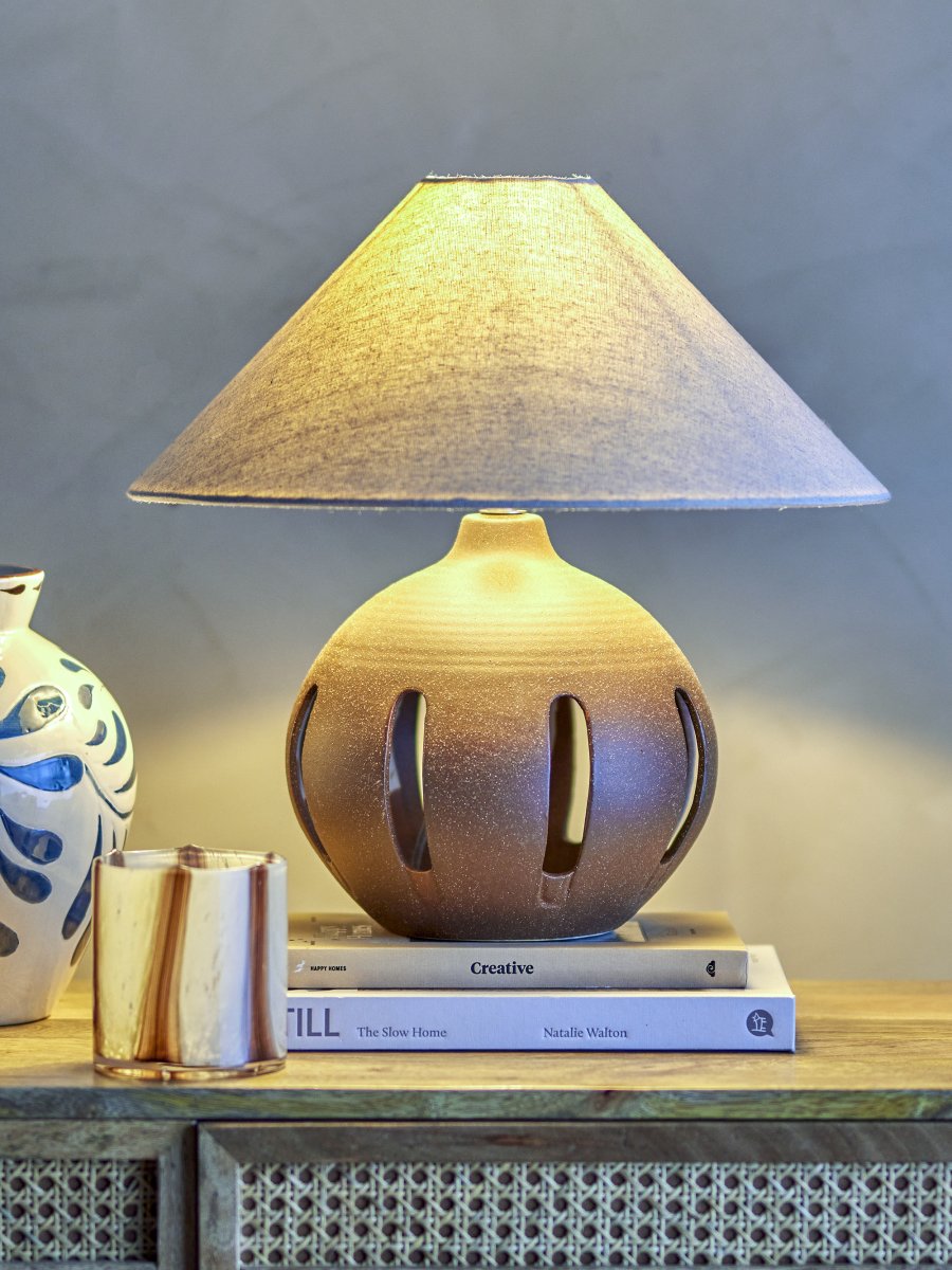 Liana 40cm Braun tischlampe Von Bloomingville - Der helle Leinenschirm bildet einen sch&ouml;nen Kontrast zum dunkleren Fu&szlig;, und die eleganten Einschnitte im Design verleihen der Leuchte eine leichte und stilvolle Ausstrahlung.