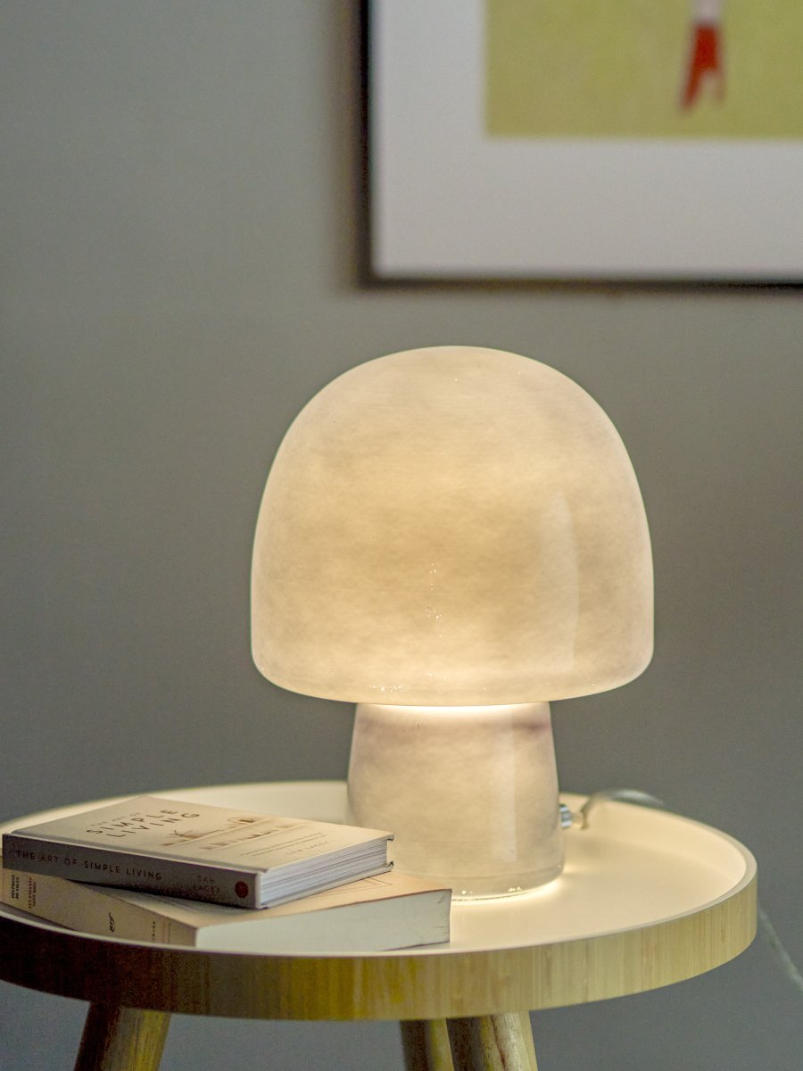 Paddy 26cm Blau tischlampe Von Bloomingville - Die Tischleuchte Paddy von Bloomingville besteht aus dunkelblauem Glas und hat eine charmante Form, die dem Raum Eleganz und Pers&ouml;nlichkeit verleiht.