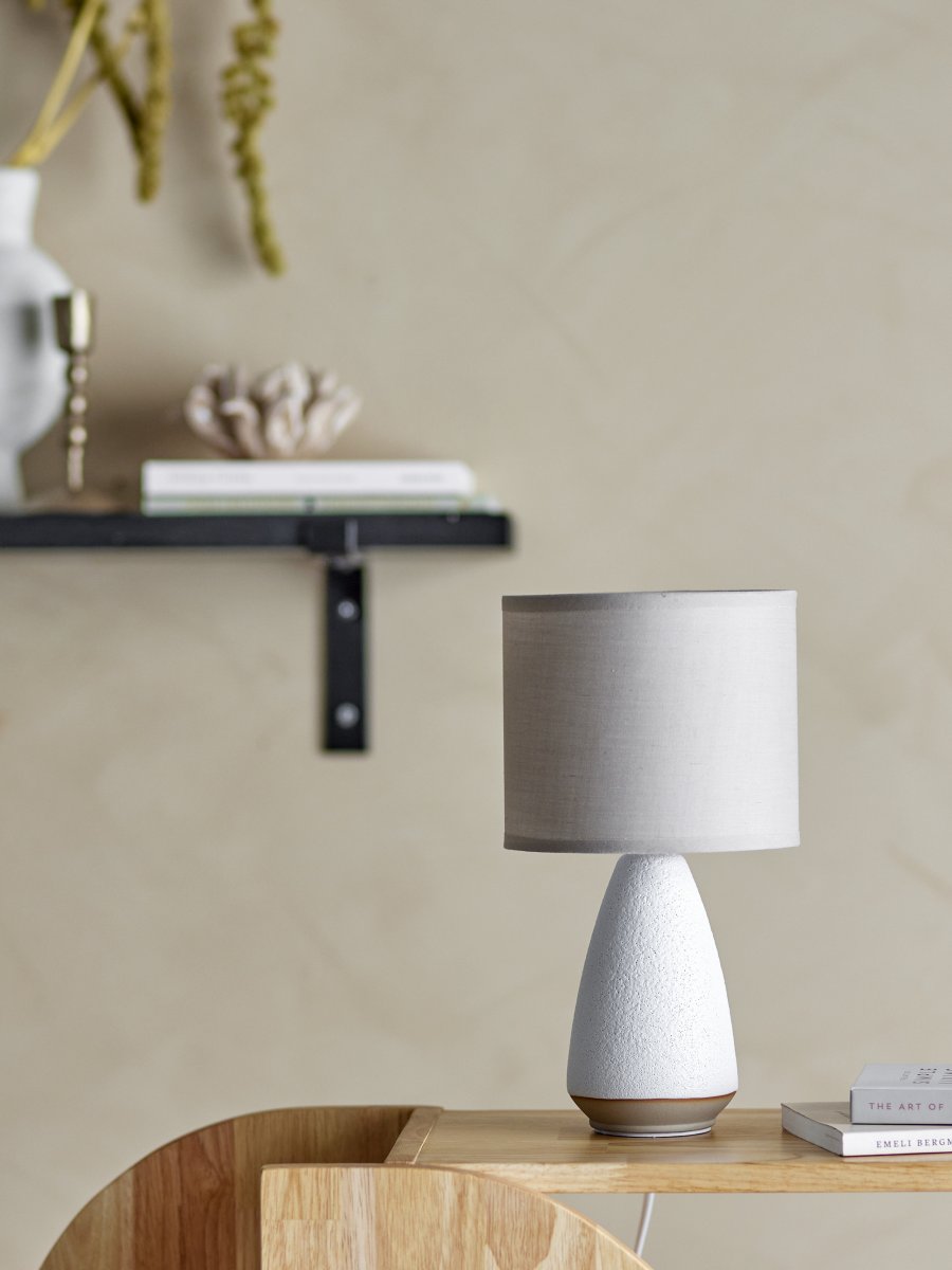 Paprica 28cm Weiß tischlampe Von Bloomingville - Der stilvolle Steinzeugfu&szlig; kombiniert mit einem Leinenschirm in Naturton sorgt f&uuml;r einen warmen und harmonischen Ausdruck.