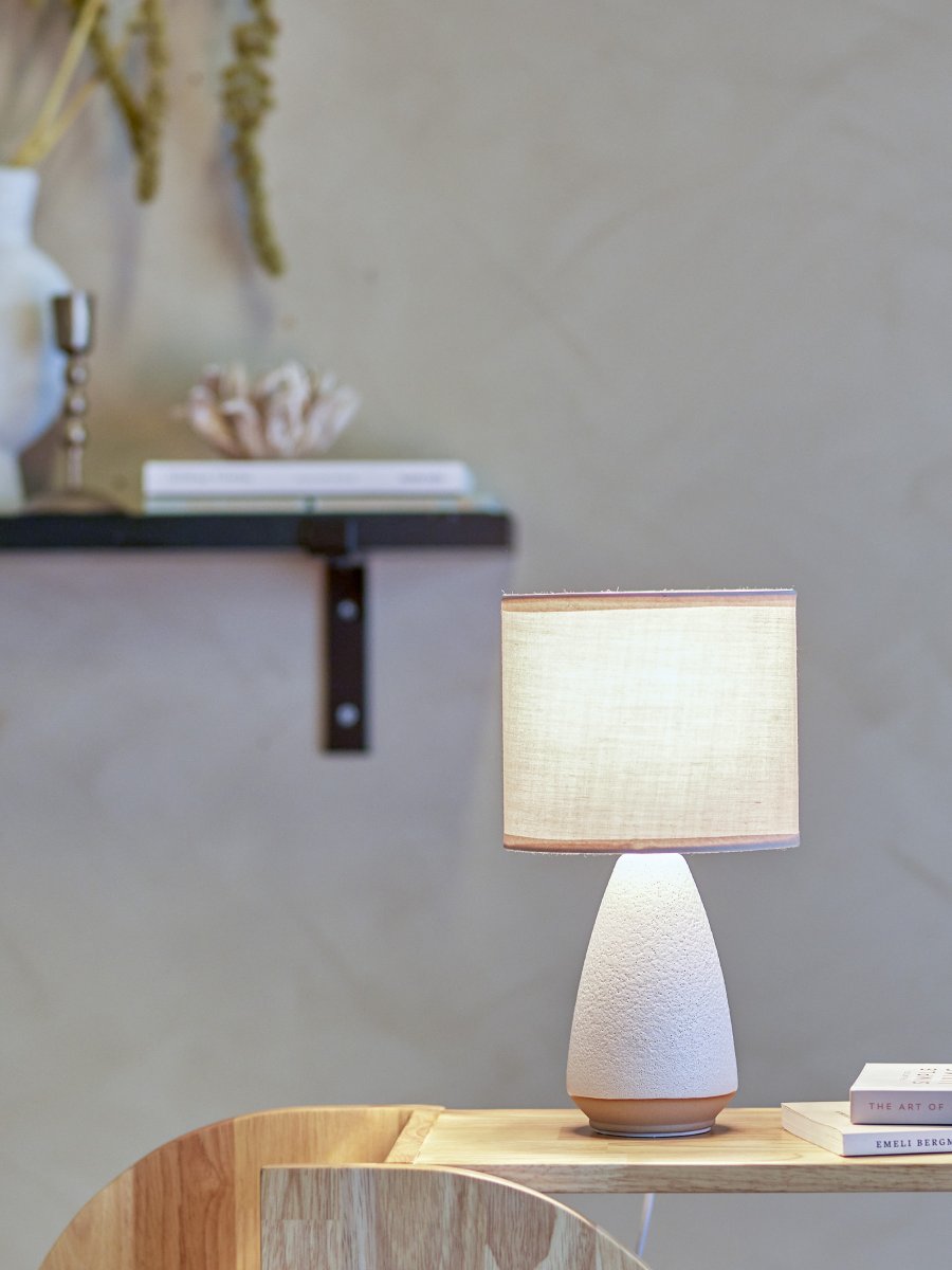 Paprica 28cm Weiß tischlampe Von Bloomingville - Der stilvolle Steinzeugfu&szlig; kombiniert mit einem Leinenschirm in Naturton sorgt f&uuml;r einen warmen und harmonischen Ausdruck.