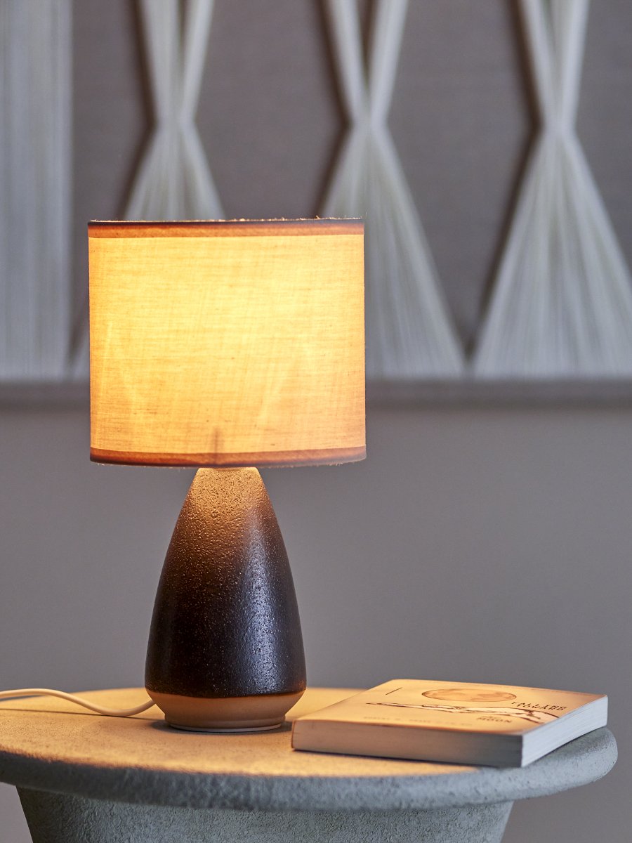 Paprica 28cm Schwarz tischlampe Von Bloomingville - Der stilvolle Steinzeugfu&szlig; kombiniert mit einem Leinenschirm in Naturton sorgt f&uuml;r einen warmen und harmonischen Ausdruck.