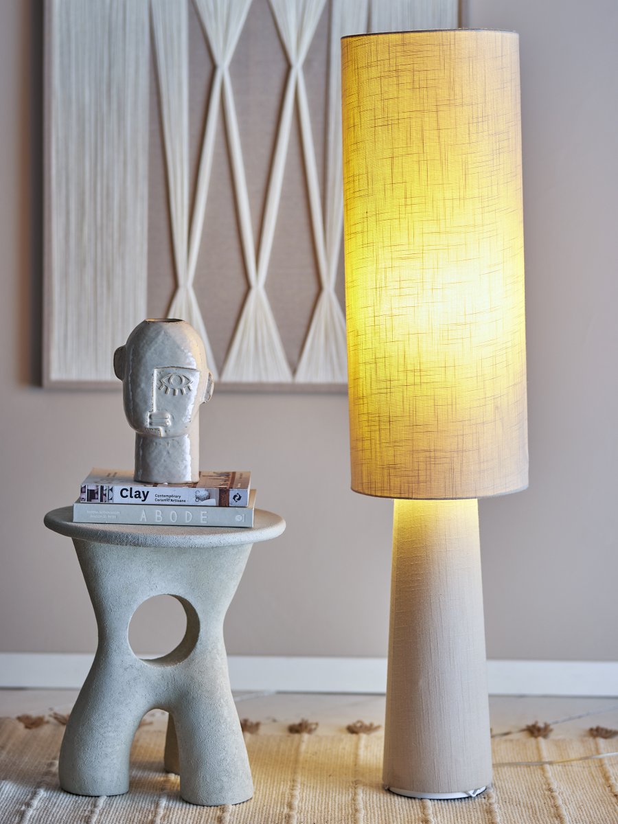 Emmie Natur stehlampe Von Bloomingville - Lampenschirm und Fu&szlig; sind aus sch&ouml;nem Leinenstoff gefertigt, der eine rustikale und gem&uuml;tliche Atmosph&auml;re vermittelt.