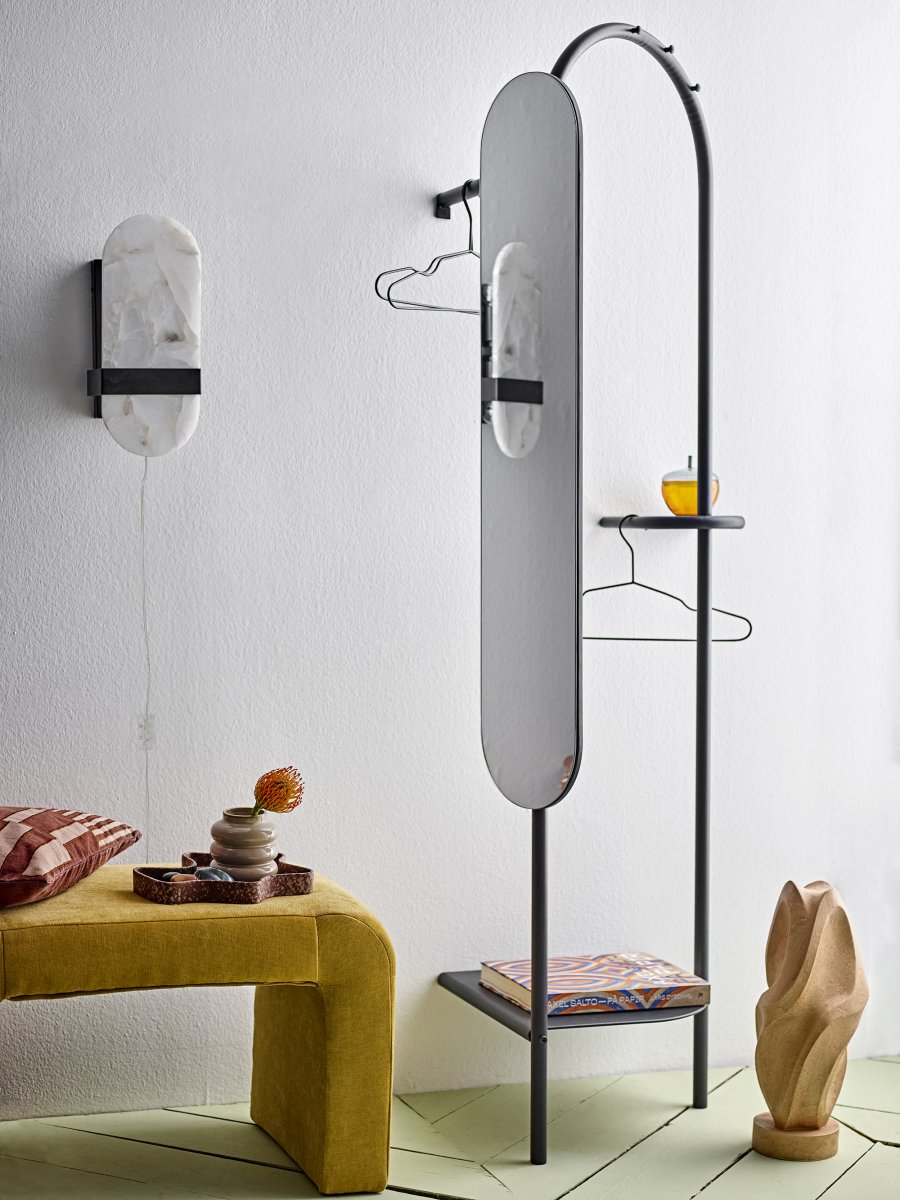 Taco 38cm Weiß wandlampe Von Bloomingville - Sie verf&uuml;gt &uuml;ber zwei Lichtquellen &ndash; eine nach oben und eine nach unten strahlend &ndash;, die f&uuml;r eine harmonische und ausgewogene Lichtverteilung sorgen.