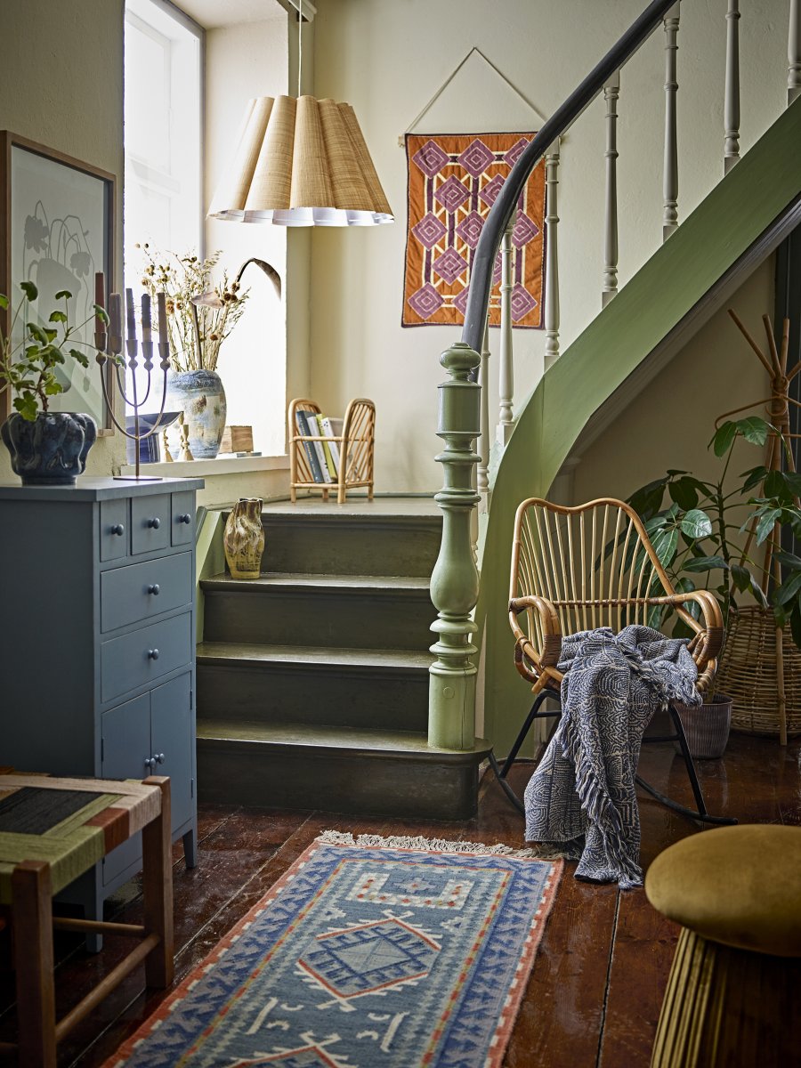 Sille Ø60 Natur hängelampe Von Bloomingville - Mit ihrem weichen Ausdruck und dem erdigen Material verleiht Sille dem Raum W&auml;rme und Struktur &ndash; eine stilvolle Pendelleuchte f&uuml;r alle, die eine harmonische und einladende Atmosph&auml;re schaffen m&ouml;chten.