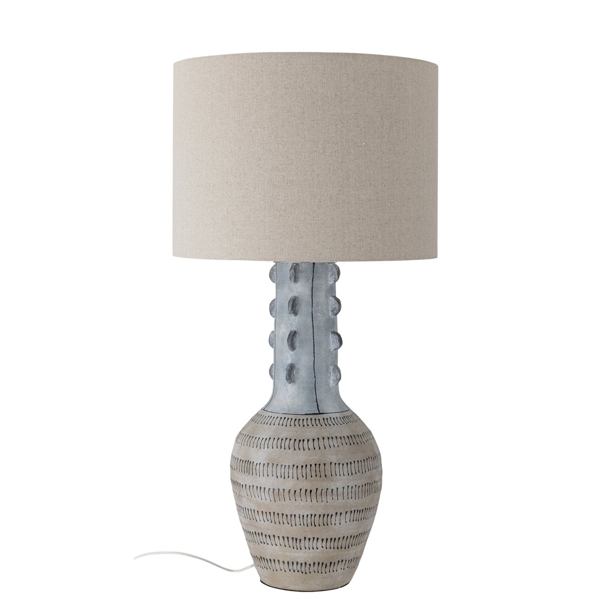 Gadiela Blau stehlampe Von Bloomingville - Die eingravierten grafischen Details verleihen der Leuchte einen skulpturalen und k&uuml;nstlerischen Ausdruck und machen sie zu einem perfekten Blickfang &ndash; egal, ob Sie sie im Wohnzimmer oder in einer Ecke des Schlafzimmers platzieren.