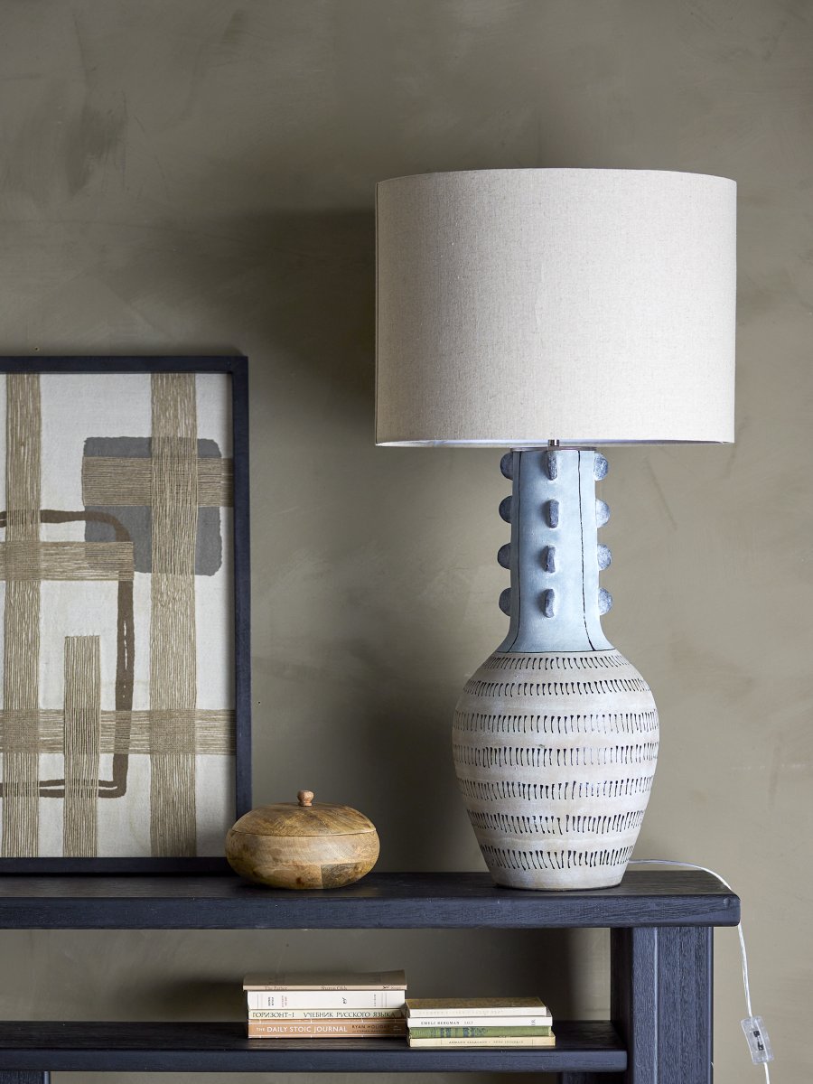 Gadiela Blau stehlampe Von Bloomingville - Die eingravierten grafischen Details verleihen der Leuchte einen skulpturalen und k&uuml;nstlerischen Ausdruck und machen sie zu einem perfekten Blickfang &ndash; egal, ob Sie sie im Wohnzimmer oder in einer Ecke des Schlafzimmers platzieren.