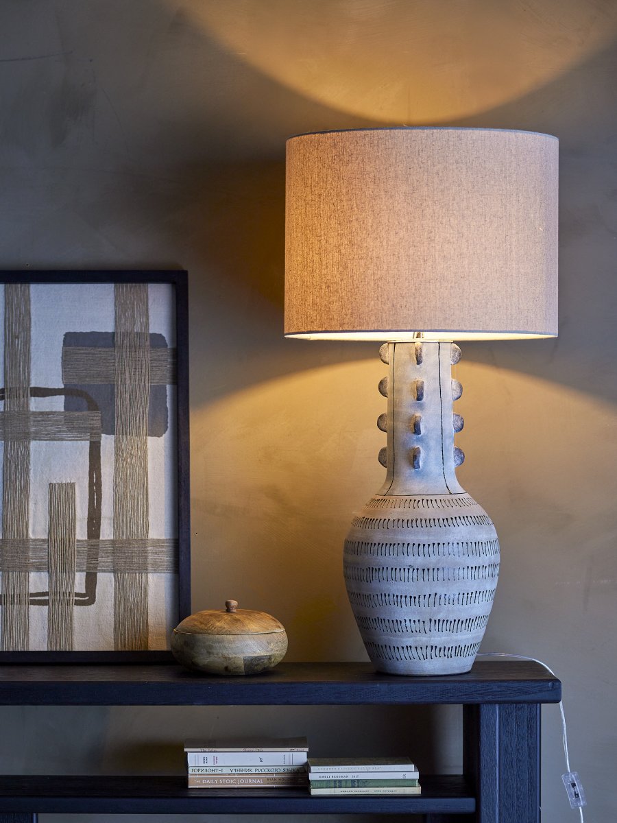 Gadiela Blau stehlampe Von Bloomingville - Die eingravierten grafischen Details verleihen der Leuchte einen skulpturalen und k&uuml;nstlerischen Ausdruck und machen sie zu einem perfekten Blickfang &ndash; egal, ob Sie sie im Wohnzimmer oder in einer Ecke des Schlafzimmers platzieren.