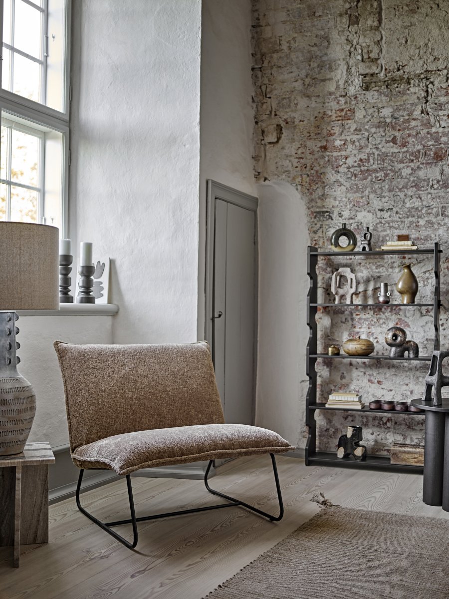 Gadiela Blau stehlampe Von Bloomingville - Die eingravierten grafischen Details verleihen der Leuchte einen skulpturalen und k&uuml;nstlerischen Ausdruck und machen sie zu einem perfekten Blickfang &ndash; egal, ob Sie sie im Wohnzimmer oder in einer Ecke des Schlafzimmers platzieren.
