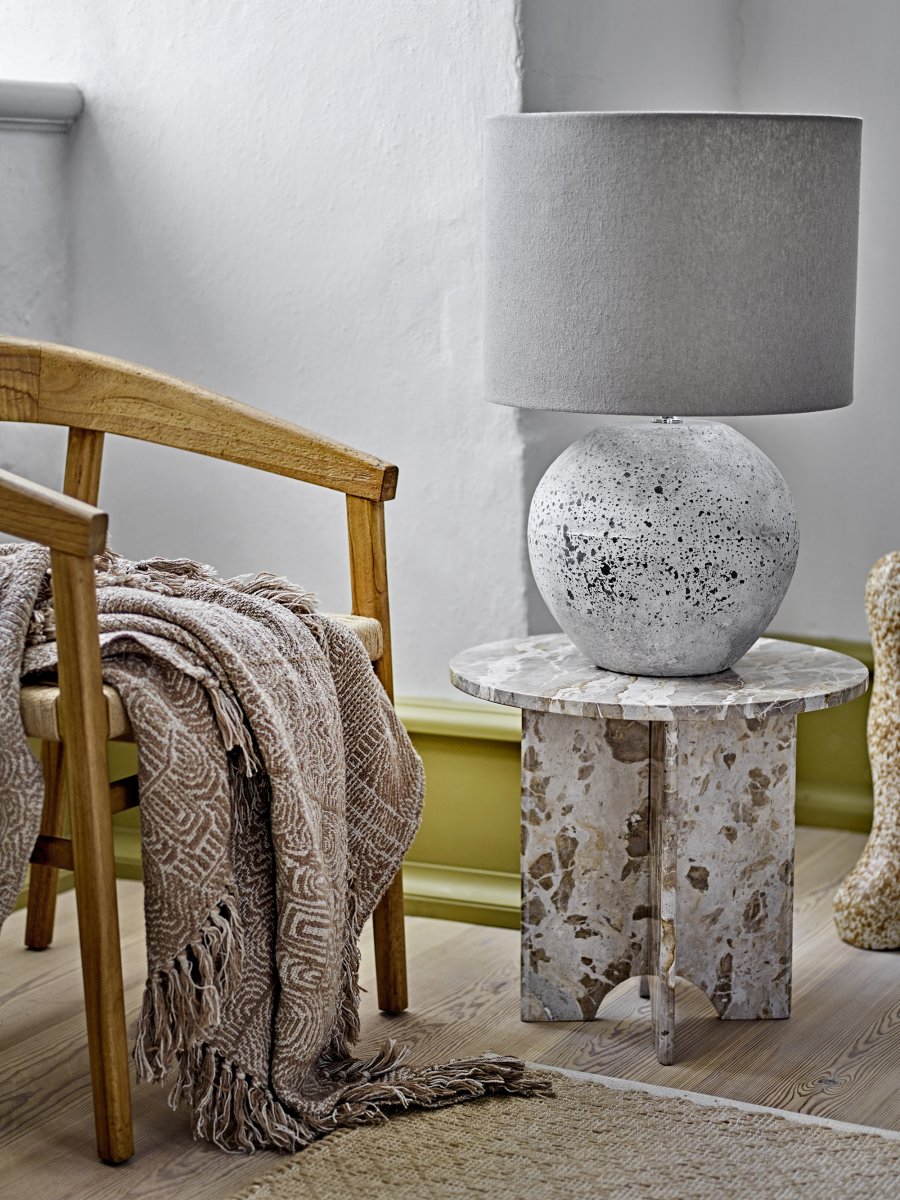 Isedora 60cm Beige tischlampe Von Bloomingville - Die Leuchte passt sowohl ins Wohnzimmer als auch ins Schlafzimmer oder in den Flur und dient sowohl als funktionale Beleuchtung als auch als dekoratives Detail, das dem Raum Pers&ouml;nlichkeit und Ruhe verleiht.