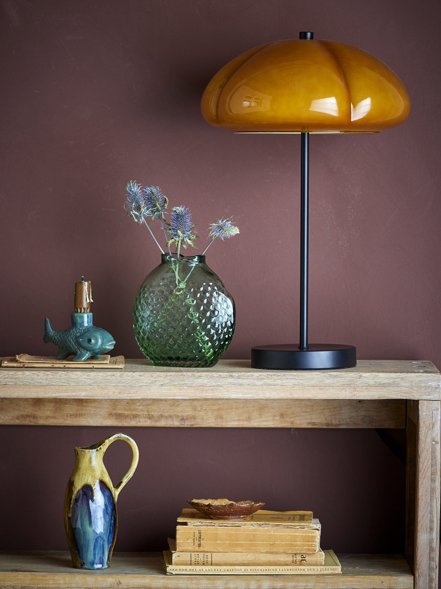 Kinoko 47cm Dunkelgelb tischlampe Von Bloomingville - Die weiche Form und der dekorative Ausdruck verleihen der Leuchte einen starken Charakter und verleihen dem Raum eine elegante und stimmungsvolle Atmosph&auml;re.