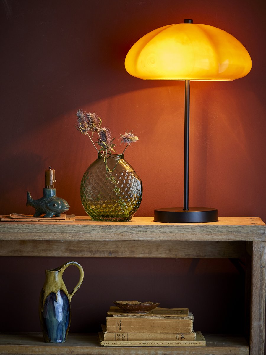 Kinoko 47cm Dunkelgelb tischlampe Von Bloomingville - Die weiche Form und der dekorative Ausdruck verleihen der Leuchte einen starken Charakter und verleihen dem Raum eine elegante und stimmungsvolle Atmosph&auml;re.