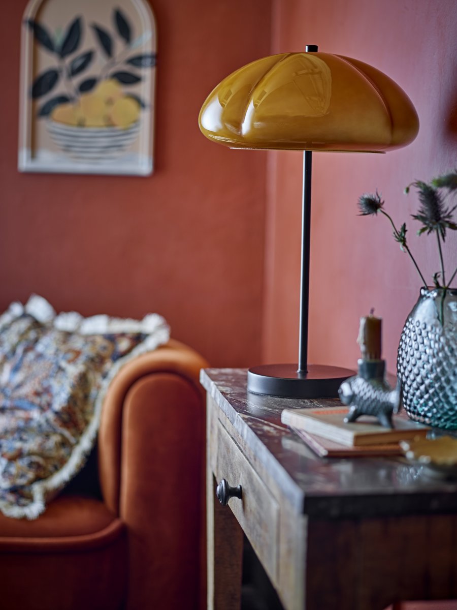 Kinoko 47cm Dunkelgelb tischlampe Von Bloomingville - Die weiche Form und der dekorative Ausdruck verleihen der Leuchte einen starken Charakter und verleihen dem Raum eine elegante und stimmungsvolle Atmosph&auml;re.